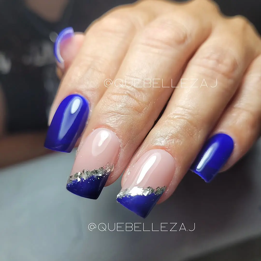 Uñas azul royal con glitter plateado