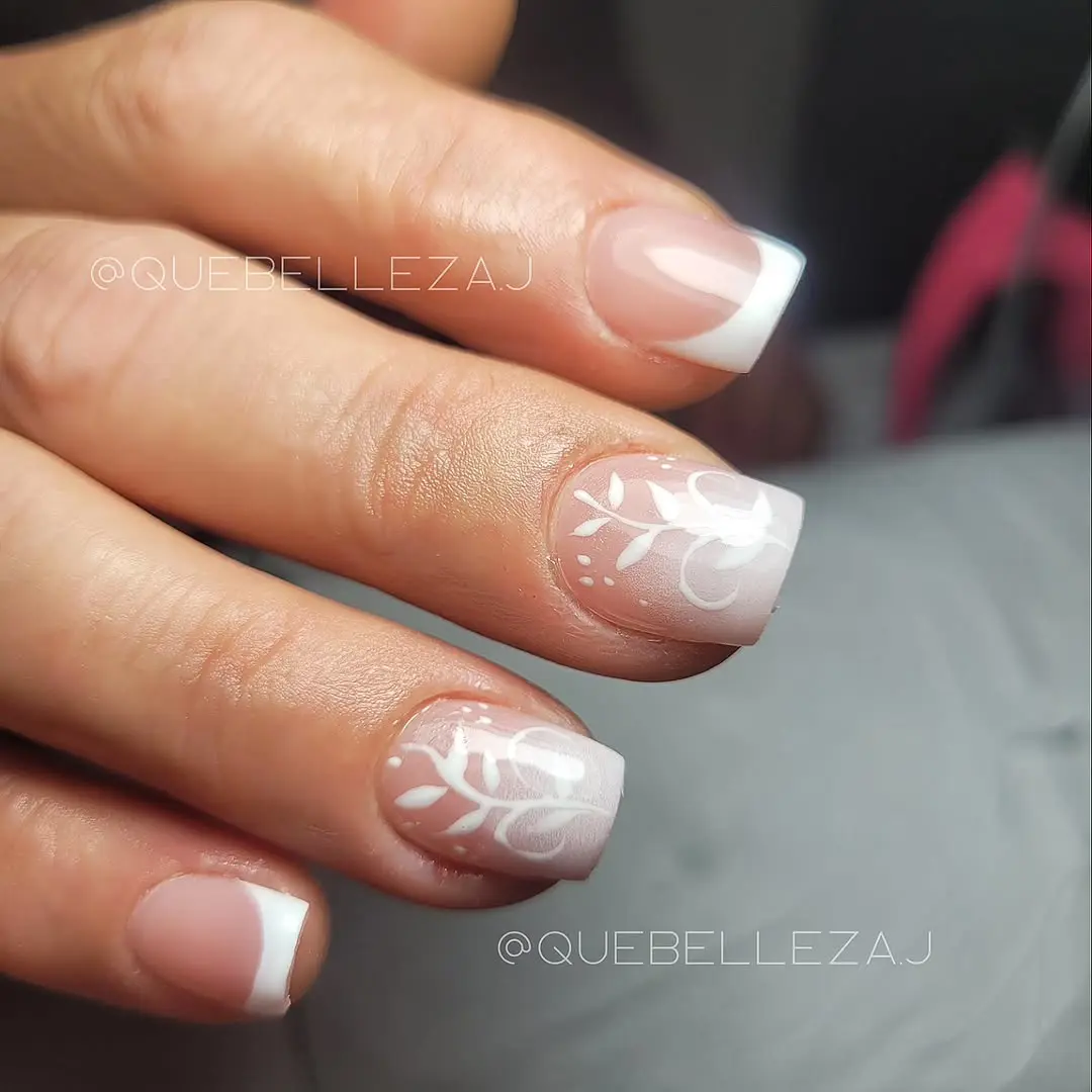 Uñas francesas con diseño floral
