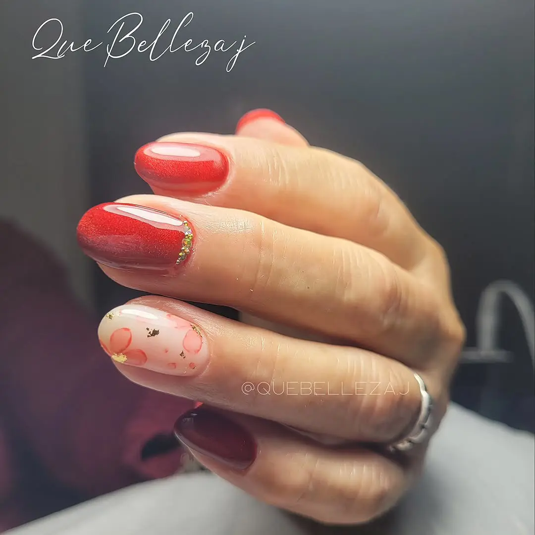 Uñas rojas con flores