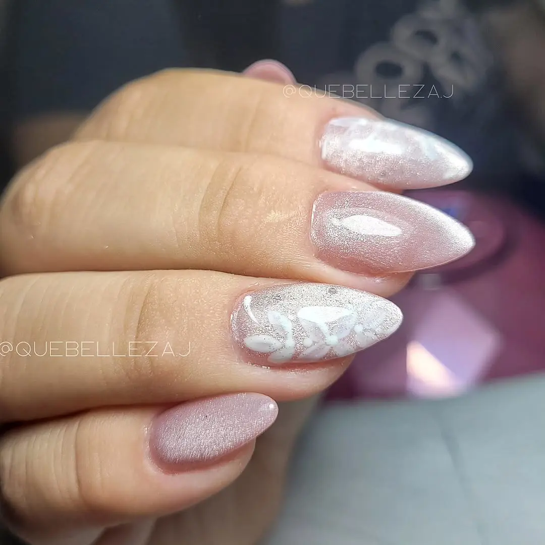 Uñas shimmer rosado con hojas blancas